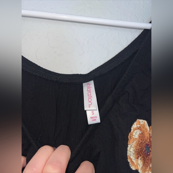 Black floral off the shoulder top size small - Picture 4 of 9